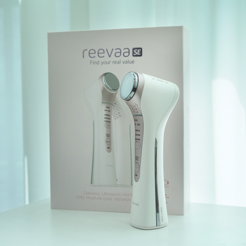 White handheld device with packaging labeled 'reevaa' on a light background